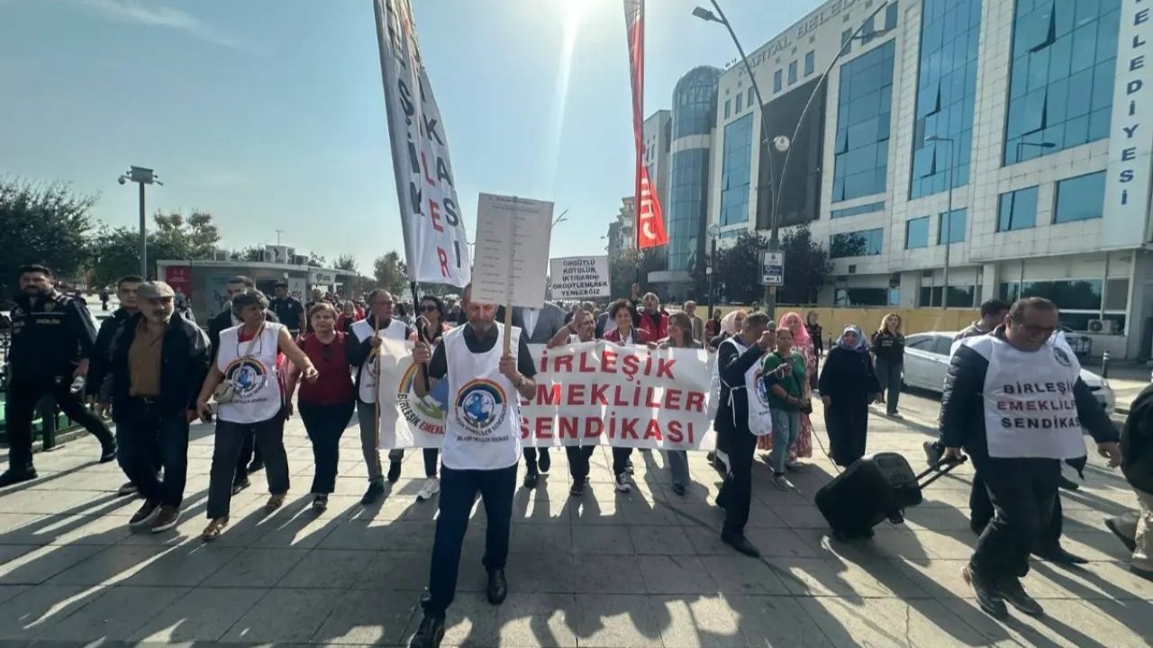 Emekliler Kartal’da Kefen Fırlattı: “Vurgunun Faturasını Ödemeyiz”