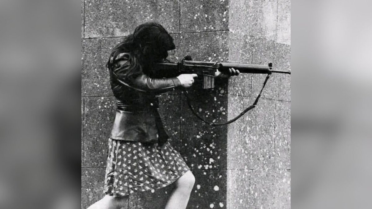 1972 İrlanda Fotoğrafı Yeniden Gündemde Sevgilisi İçin Silaha Sarılan Kadın Kimdir?