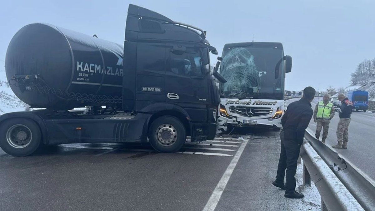 Erzurum’da zincirleme kaza: 2 otobüs ve 2 tır çarpıştı, 5 kişi yaralandı