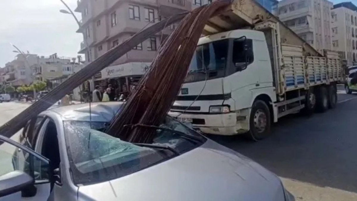 Manavgat’ta korku dolu anlar: Kamyondan fırlayan demirler otomobilin içine saplandı