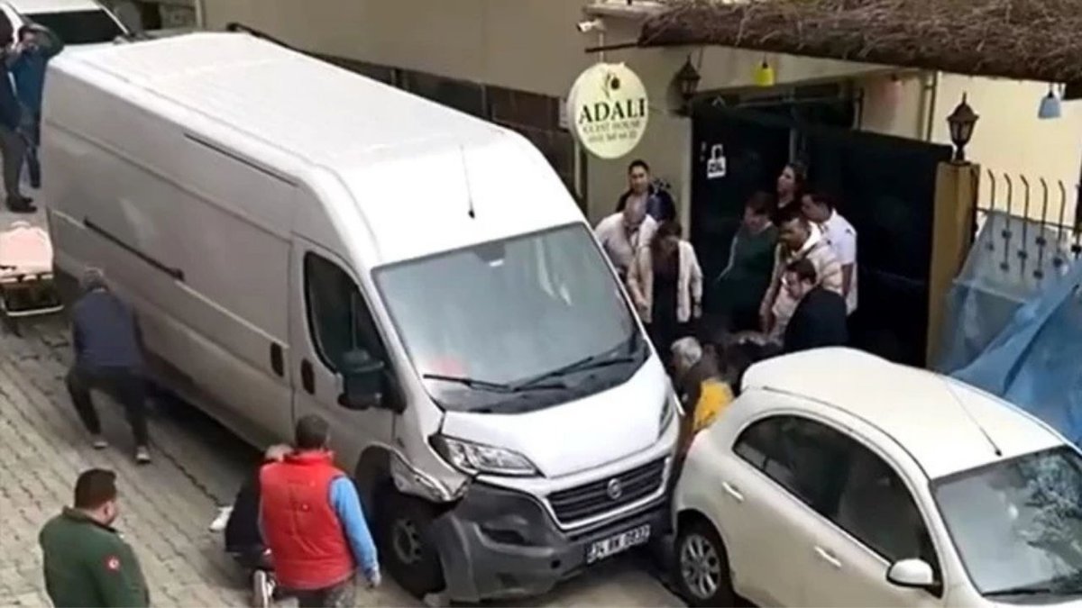 Edirne’de korku dolu anlar: Freni boşalan minibüs 2 kişiyi ezdi