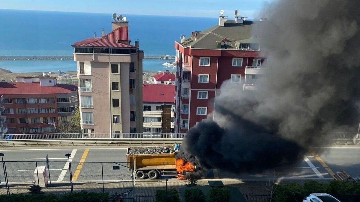 Trabzon'da Taş Kamyonunda Yangın Paniği