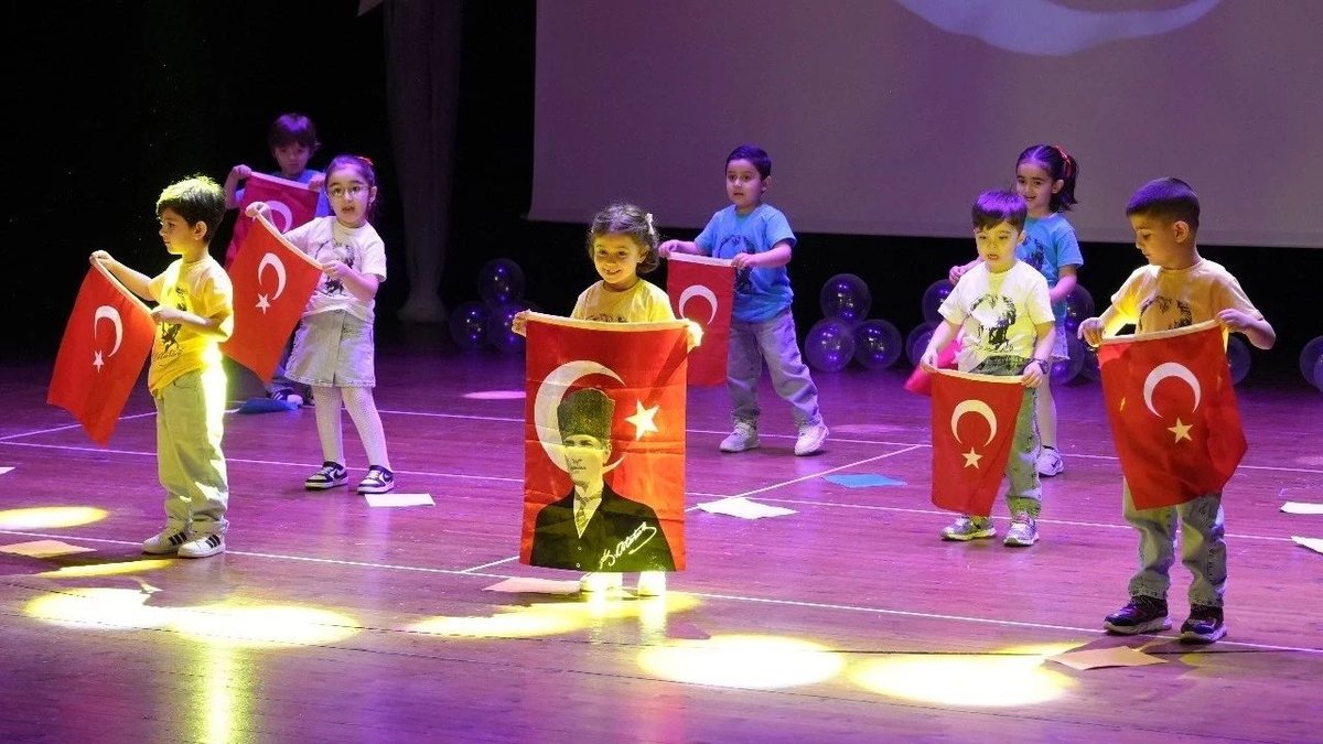 Kartal'da Miniklerden Büyüleyici 23 Nisan Gösterisi