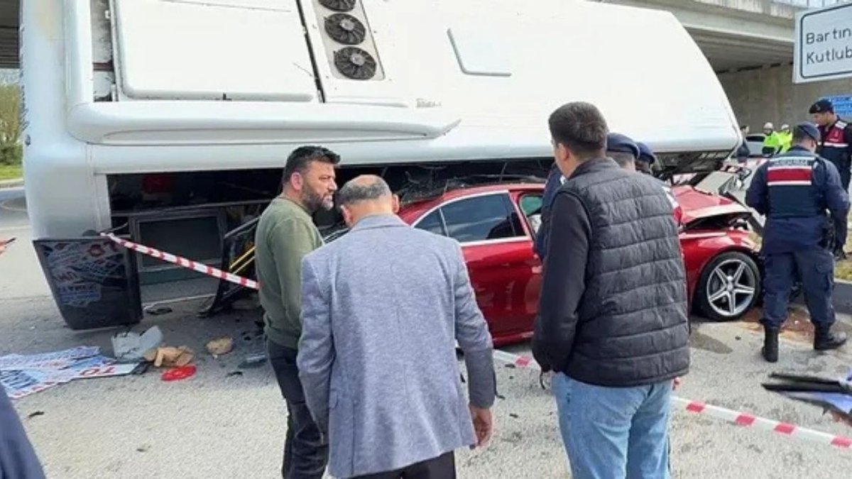 Bartın’da Öğrencileri Taşıyan Otobüs, Otomobilin Üzerine Devrildi: 46 Kişi Yaralandı