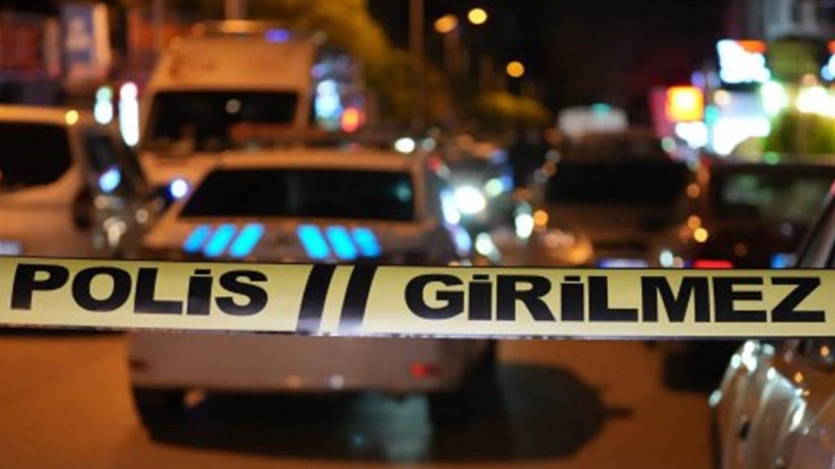 Büyükçekmece Parkında Bıçaklı Kavga: 2 Kişi Ağır Yaralandı
