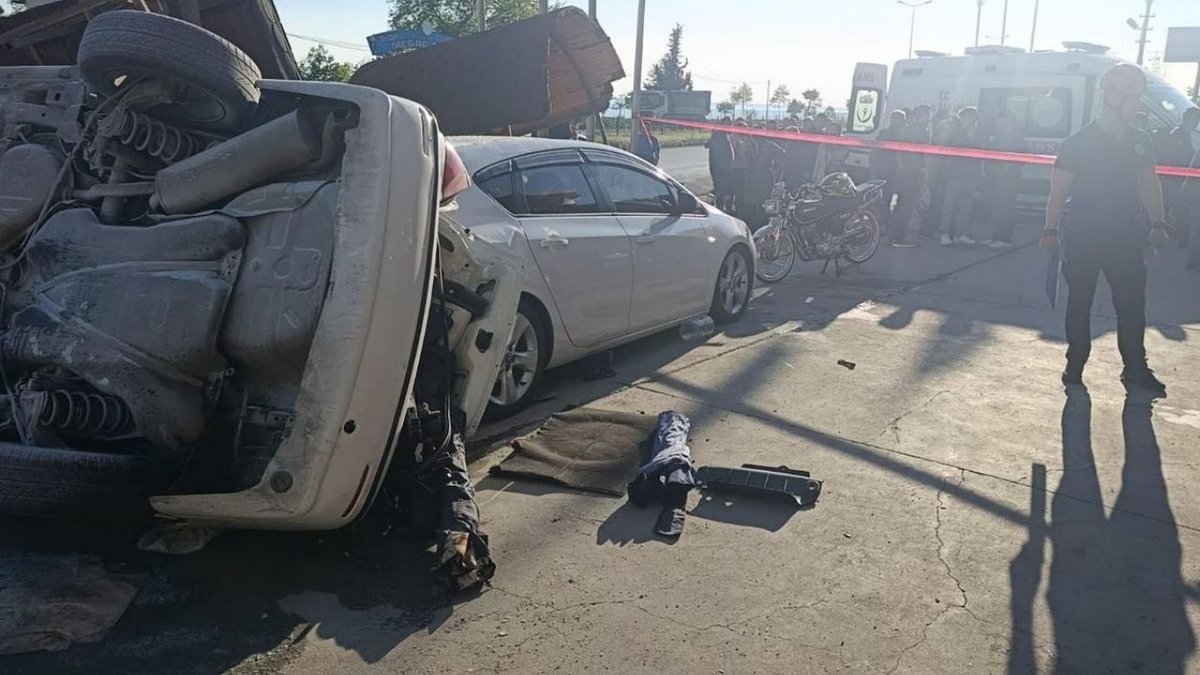 Zonguldak’ta Kontrolden Çıkan Otomobil Bankta Oturan Kardeşlere Çarptı: İki Ağır Yaralı