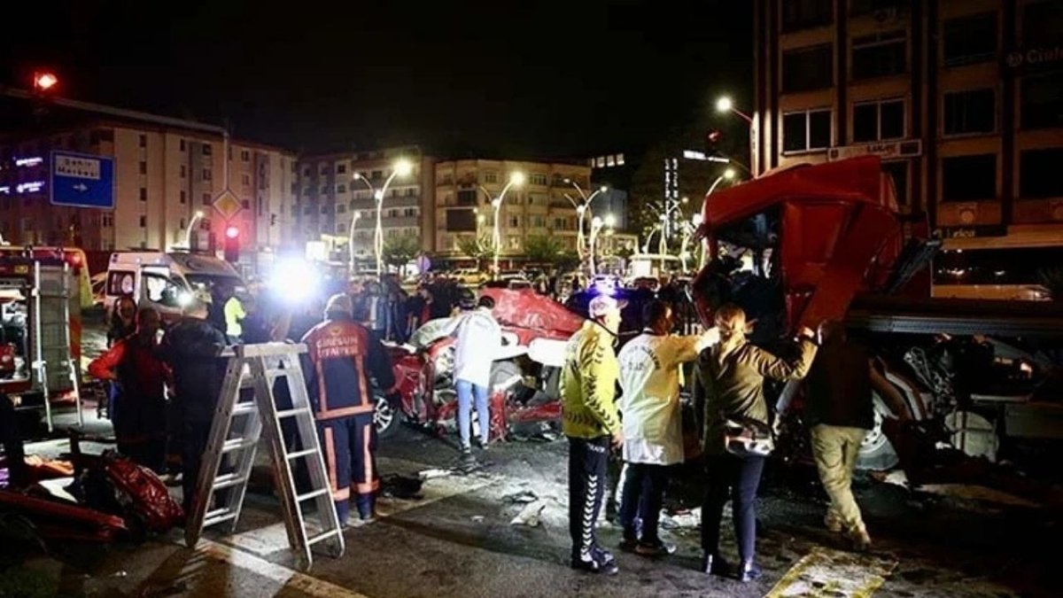 Giresun’da Faciaya Dönen Kaza! Tırın Otomobillere Çarptığı Kazada Aynı Aileden 5 Kişi Hayatını Kaybetti