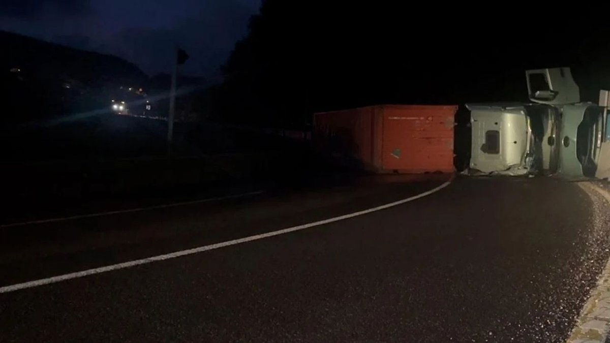 Askeri Mühimmat Yüklü Tır Devrildi, Yol Ulaşıma Kapandı