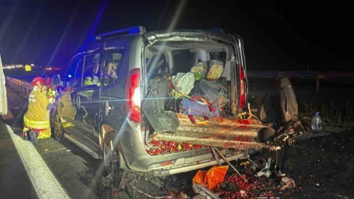 Sakarya'da Kaza: Hafif Ticari Araç Bariyerlere Saplandı, 4 Yaralı