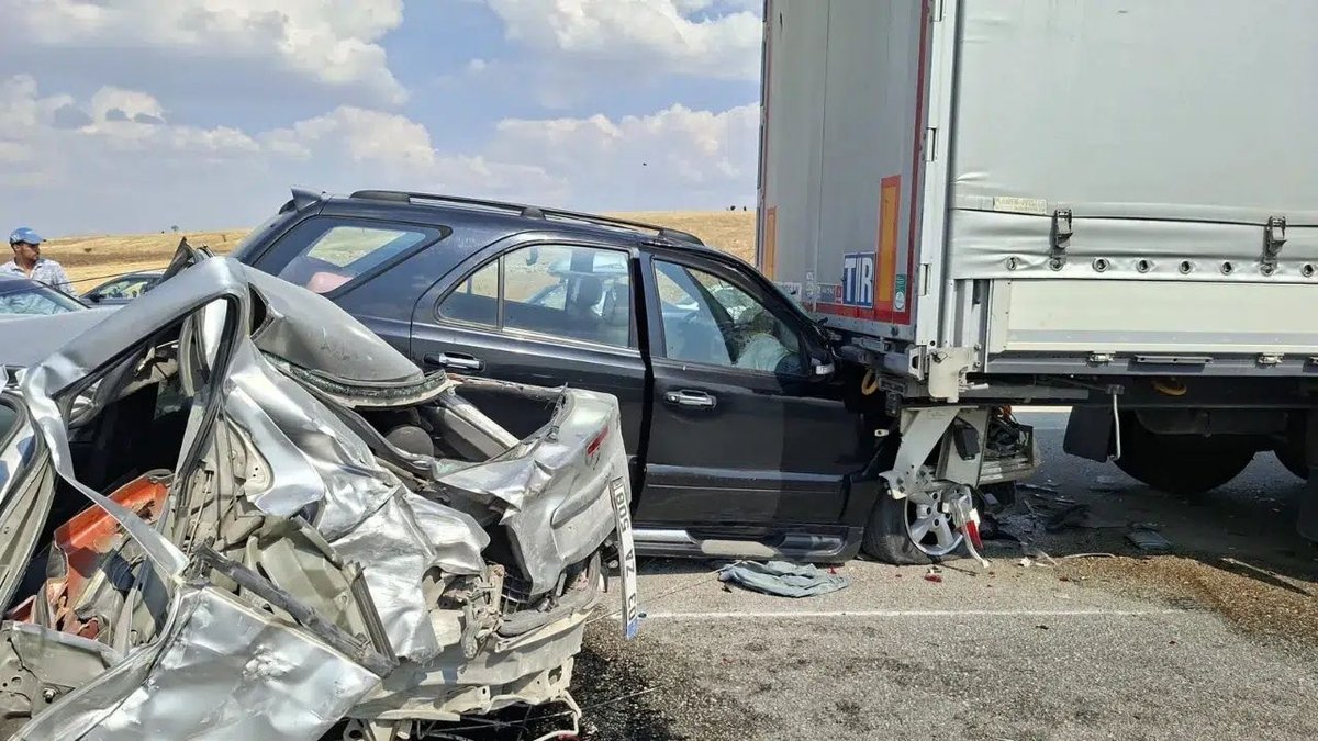 Afyonkarahisar-Antalya Yolunda Zincirleme Kaza: 13 Araç Birbirine Girdi