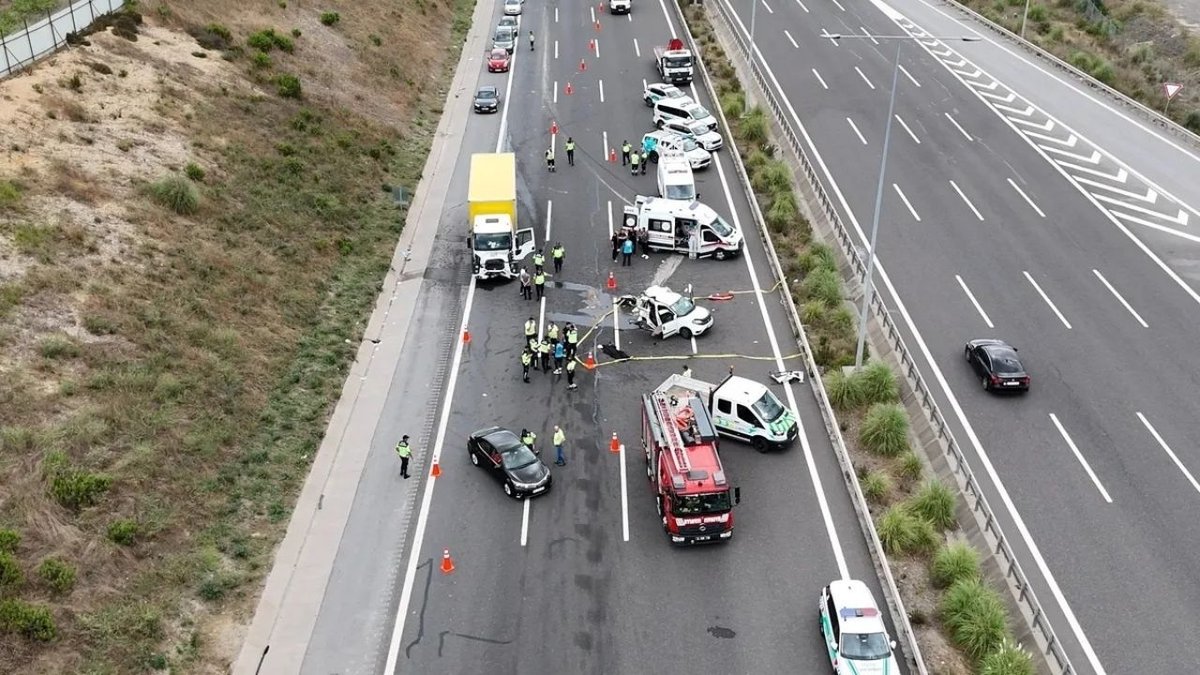Kuzey Marmara Otoyolu’nda Feci Kaza: Kamyon Hafif Ticari Araca Çarptı, 2 Kişi Hayatını Kaybetti