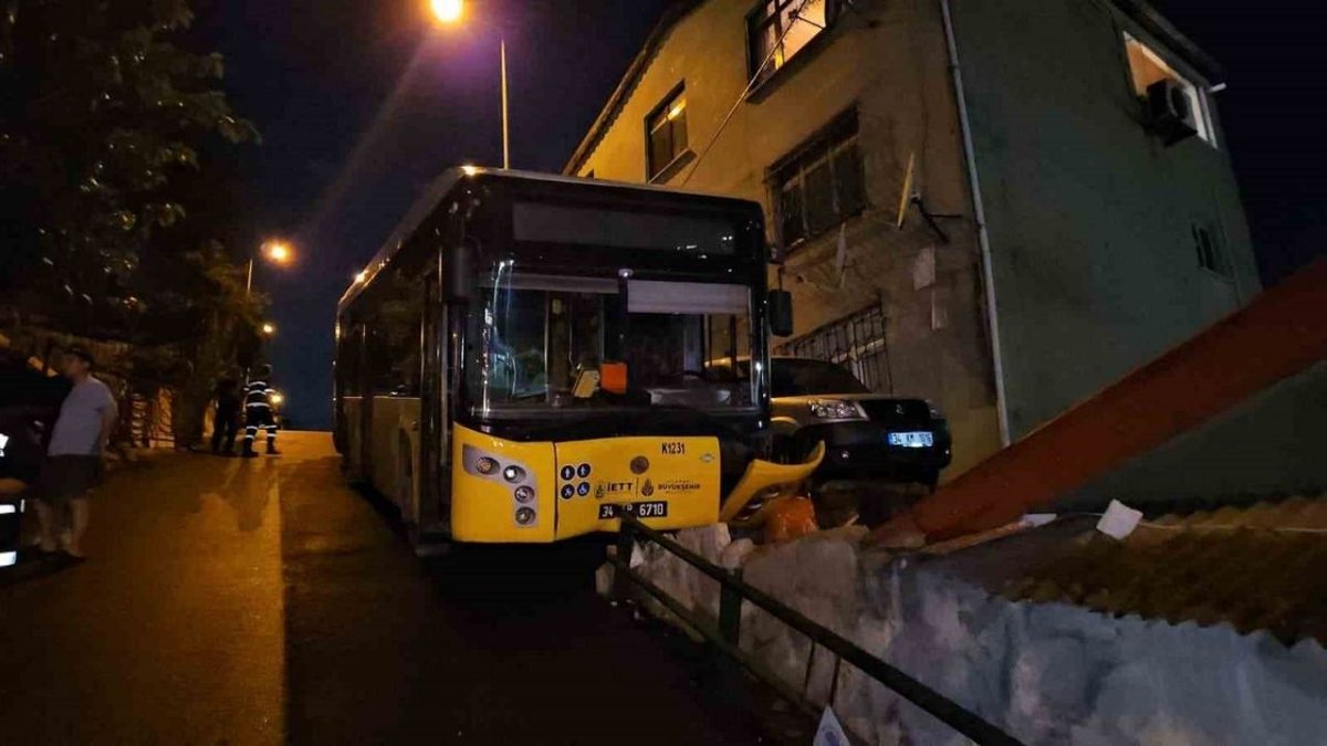 Sarıyer’de İETT Otobüsü Kaygan Yolda Bariyerlere Çarptı: 2 Yaralı