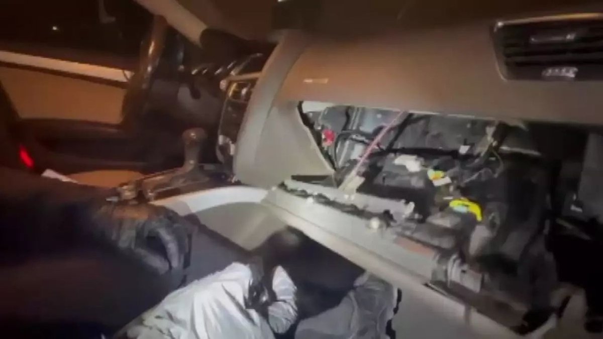 Ankara'daki Araçta Bulunan Gizli Bölmeden Silah ve Uyuşturucu Yakalandı