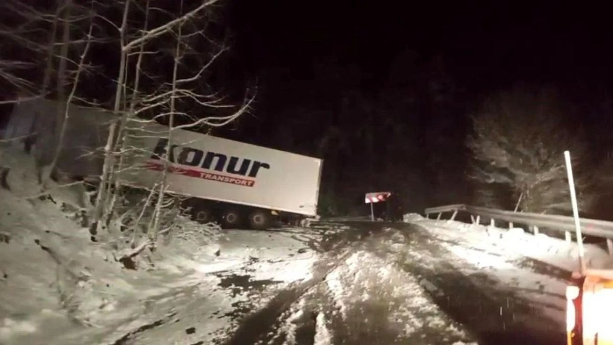 Ardahan–Artvin Yolunda Kayan Tır Trafiği Felç Etti: Çok Sayıda Araç Mahsur Kaldı