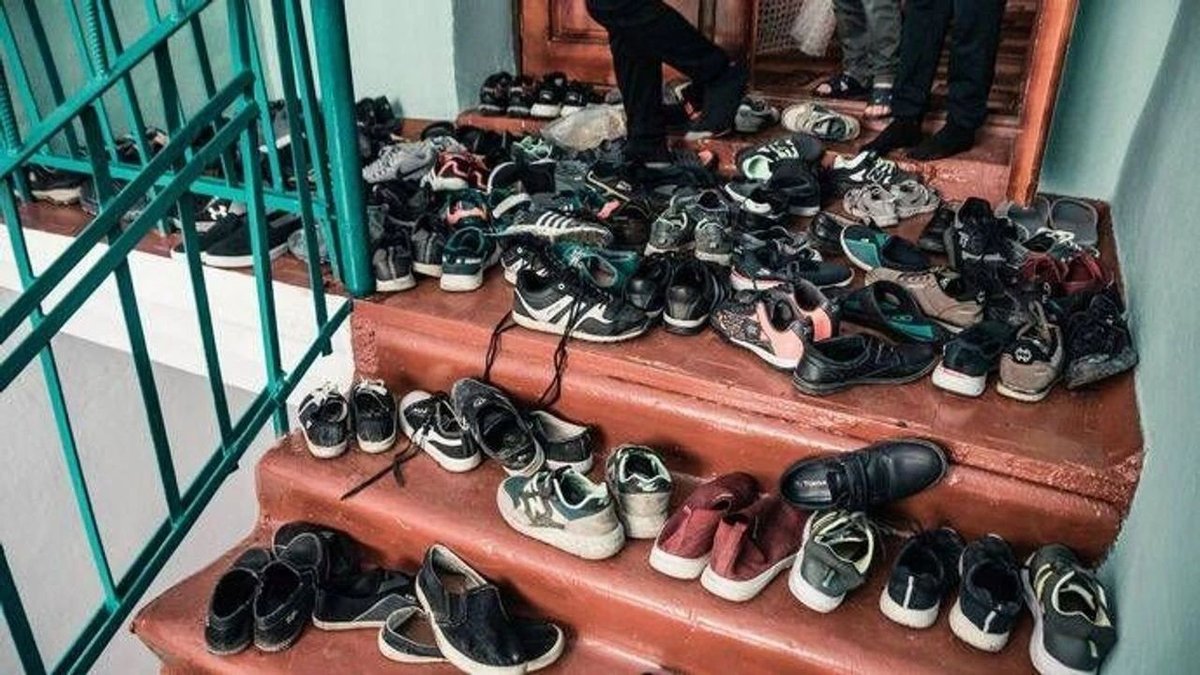 Kapı Önüne Ayakkabı Bırakmanın Cezası: Eşya Toplamayanlara Zorunlu Satış!