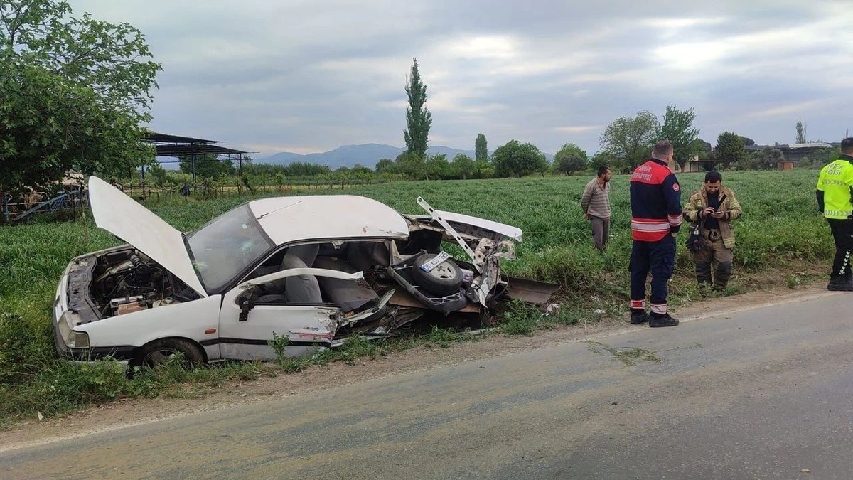İzmir Ödemiş'te Trafik Kazası: Araba ile Süt Kamyonu Çarpıştı, 1'i Ağır 5 Yaralı