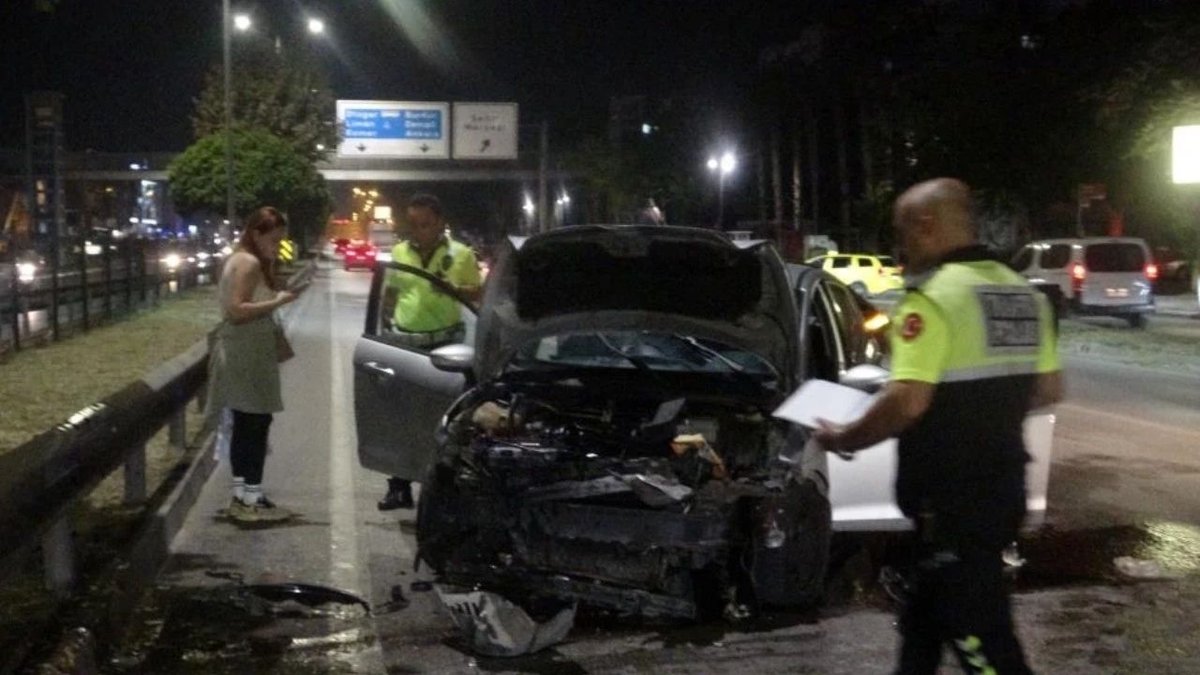 Antalya’da Feci Kaza: Otomobil Hurdaya Döndü, Sürücü Sağ Kurtuldu