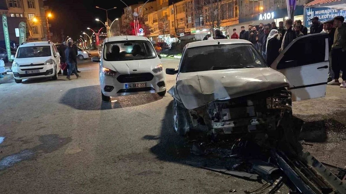 Van Muradiye’de Zincirleme Trafik Kazası: 3 Araç Birbirine Girdi