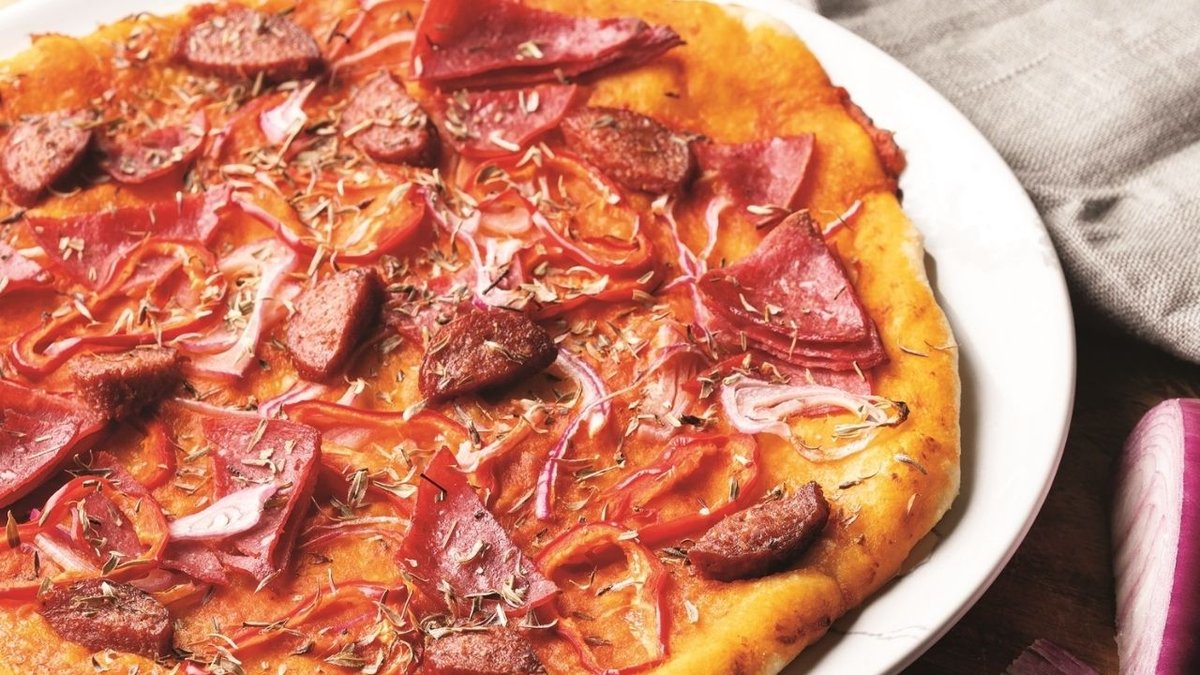 Ev Yapımı Sucuklu Salamlı Pizza Tarifi: Klasik Lezzetin Vazgeçilmezi
