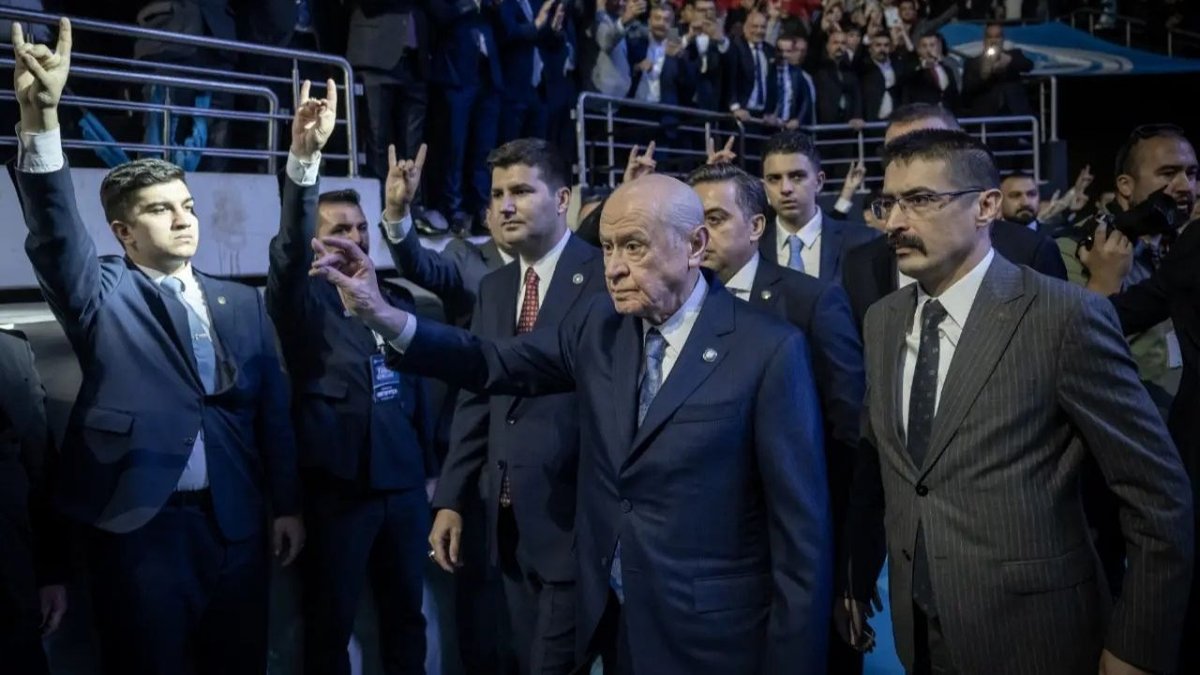 Ülkücü Kurultayında Milliyetçi Versiyon: Bahçeli Toparlanma ve Kenetlenme Çağrısı Yaptı