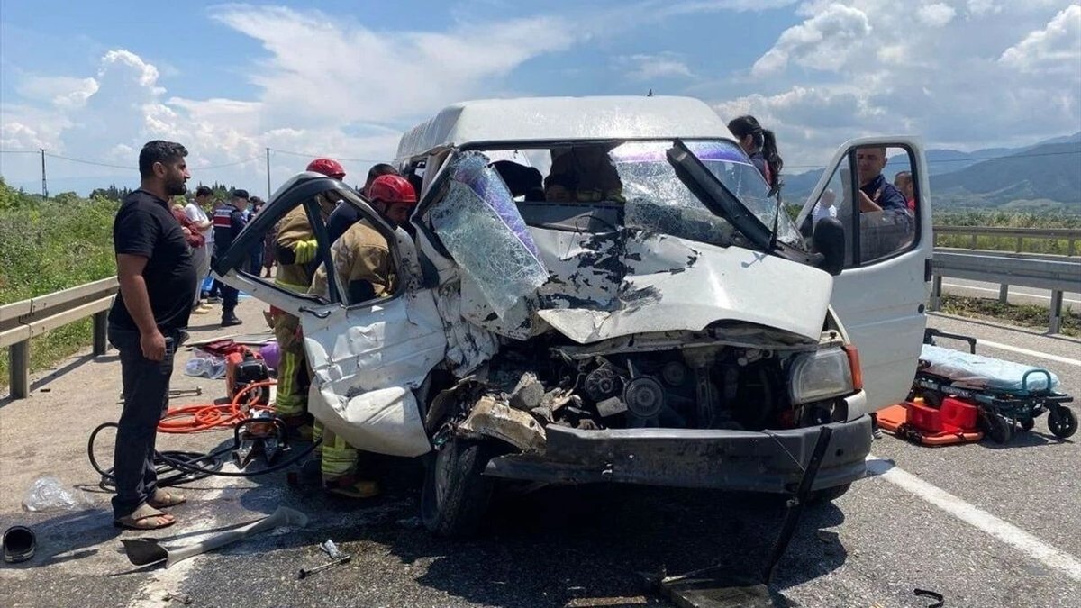 Alaşehir’de Minibüs Traktör Römorkuna Çarptı: 1 Ölü, 3 Yaralı