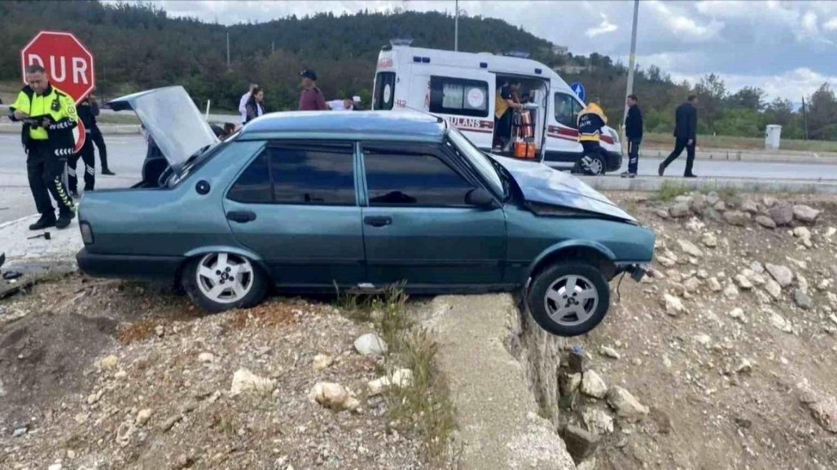 Kütahya Emet’te kavşakta feci kaza: İki otomobil çarpıştı, 3 kişi yaralandı