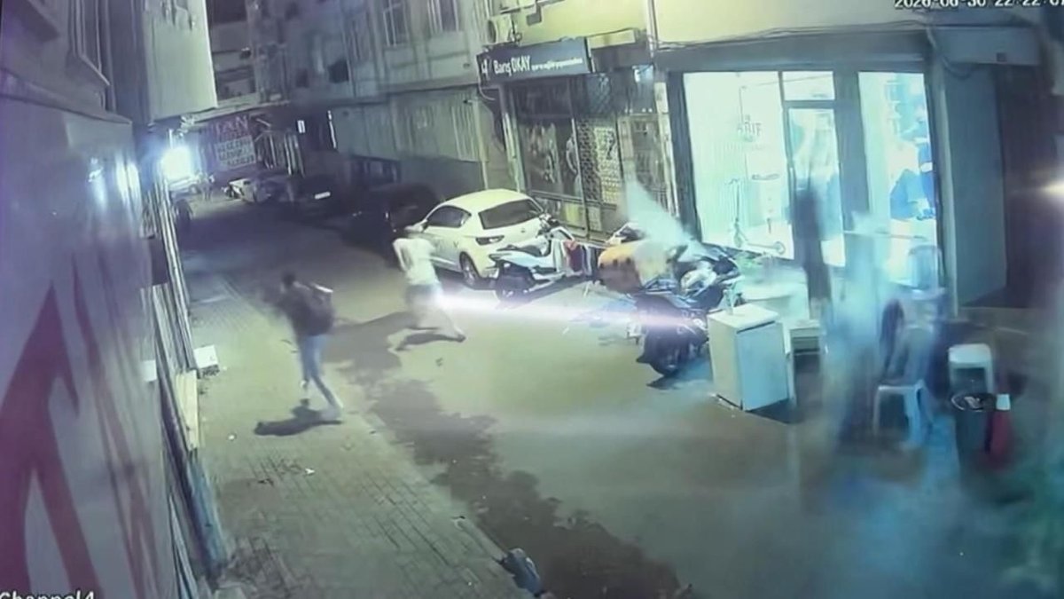 Fatih’te Korkutan Çatı Çökmesi Sokak Bir Anda Panik Alanına Döndü