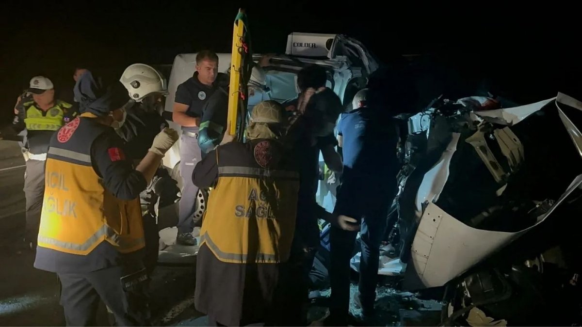Tekirdağ’da Gece Yarısı Feci Kaza Tır Dorsesi 3 Kişinin Hayatını Aldı