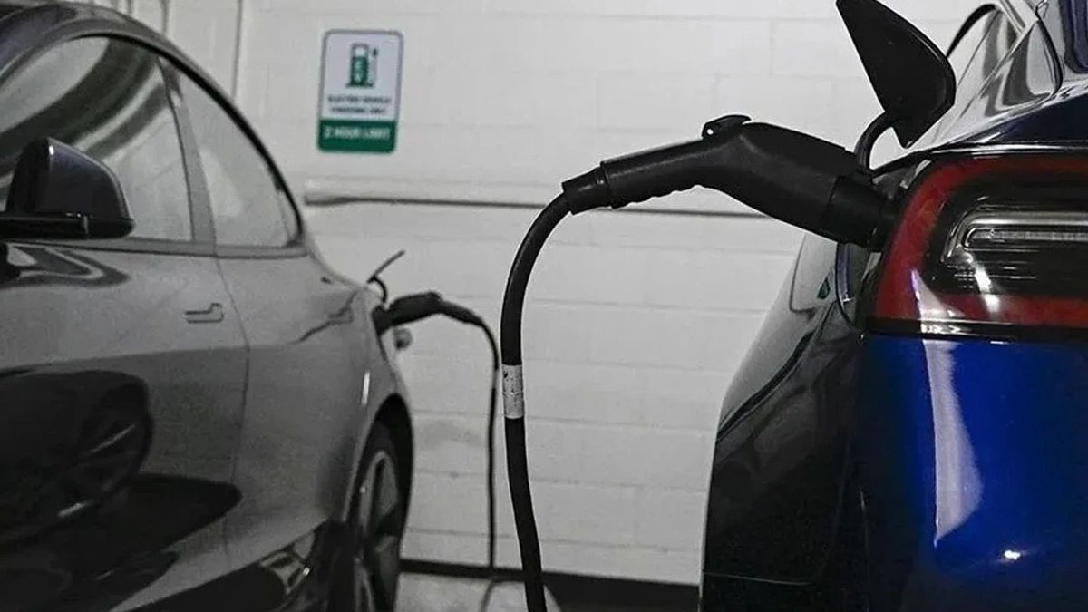Almanya’da Otomobil Tarihi Değişti Elektrikli Araçlar İlk Kez Zirveye Çıktı