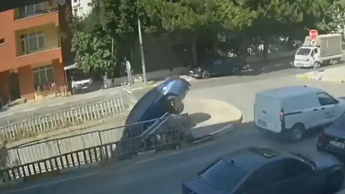 Pendik’te Faciadan Dönüldü Otomobil Bariyerleri Aşıp Dereye Uçtu