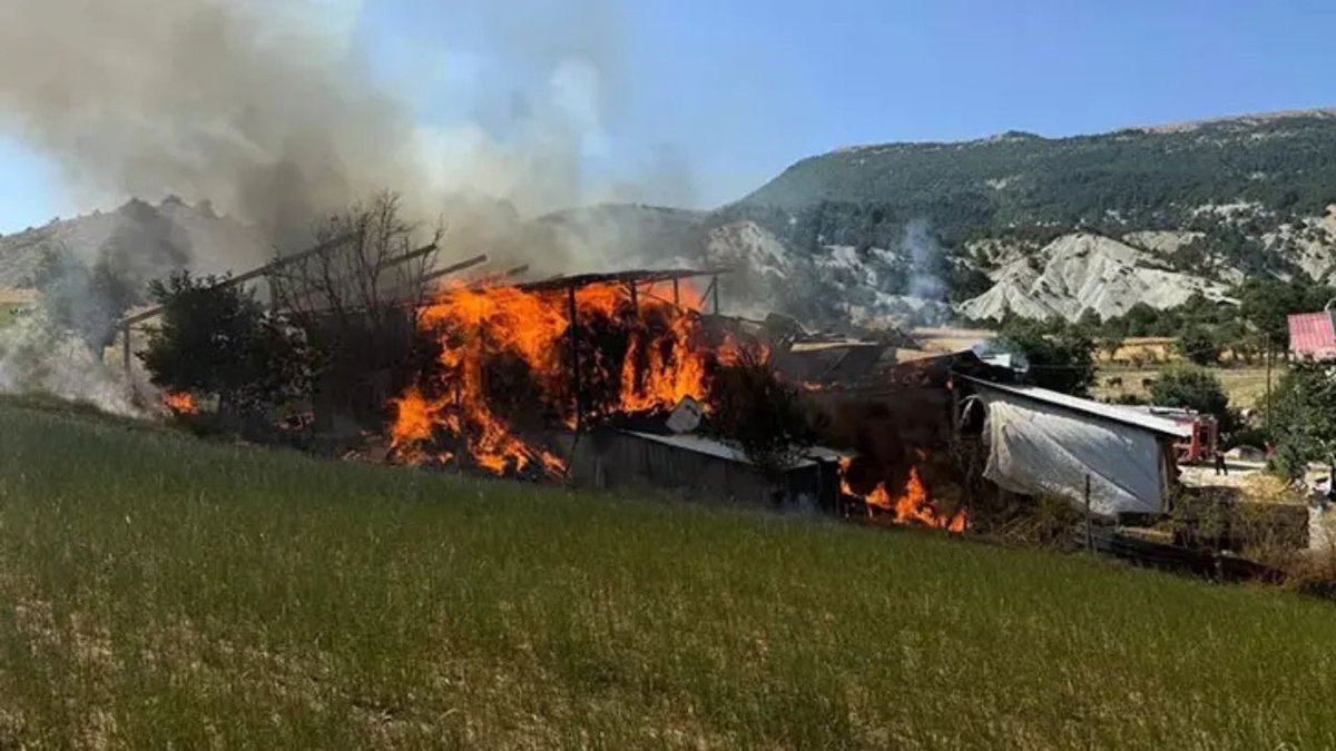 Köyde Korkutan Yangın Ahır Ve Samanlık Kullanılamaz Hale Geldi
