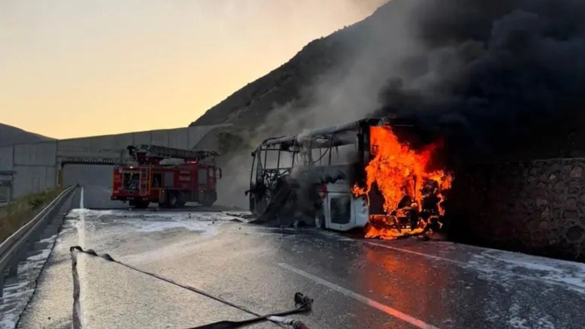Erzincan’da Seyir Halindeki Yolcu Otobüsü Alev Aldı