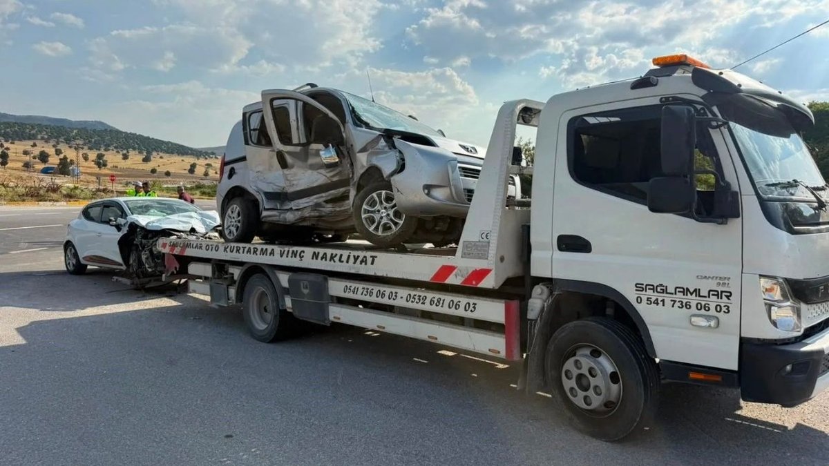 Afyonkarahisar Emirdağ’da kavşak kazası: 5 kişi yaralandı