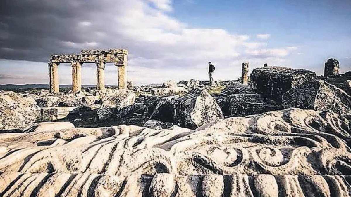 Blaundos Antik Şehri: Vadilerin Tepesinde Yer Alan Tarih Mirası