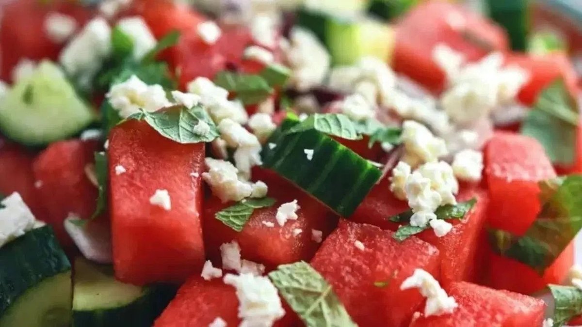 Yaz Sofralarının Yeni Gözdesi Ferahlatan Karpuz Salatası Tarifi