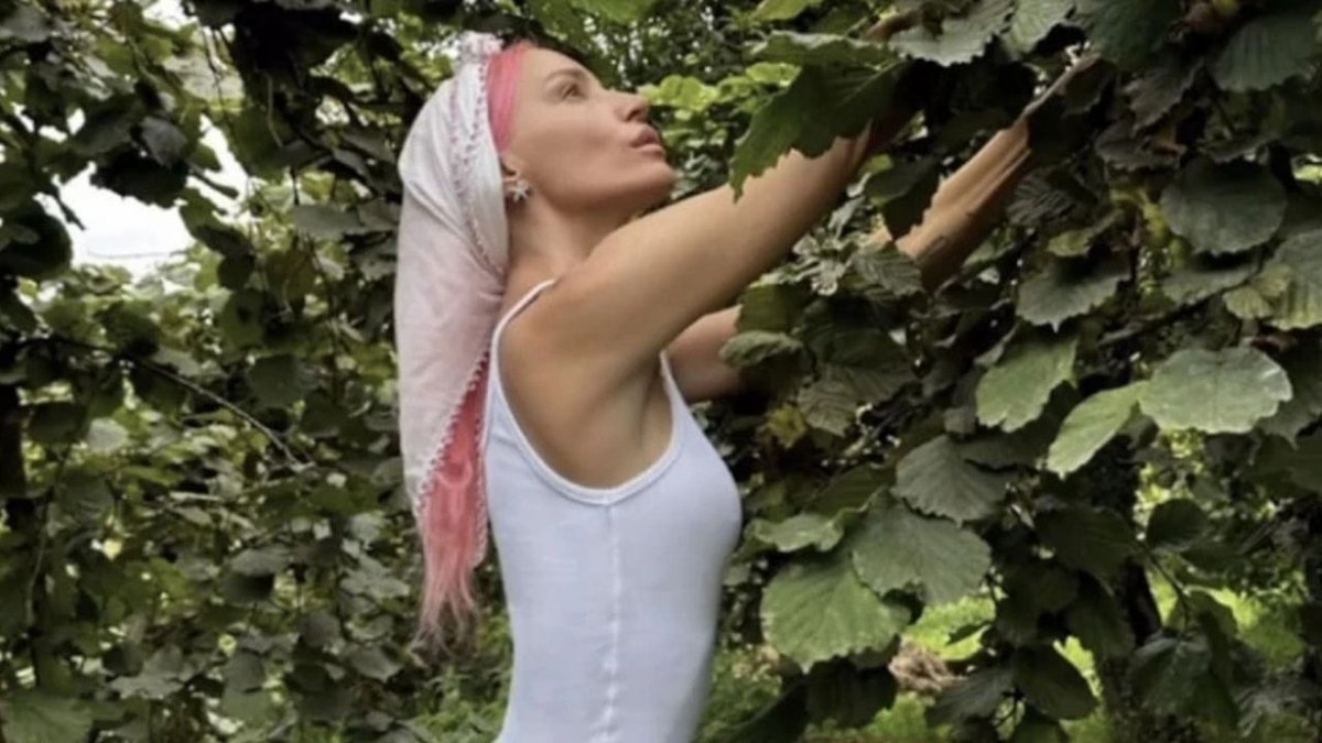 Gülşen Memleketi Ordu’da Fındık Hasadına Katıldı: Görüntüleri Gündem Oldu