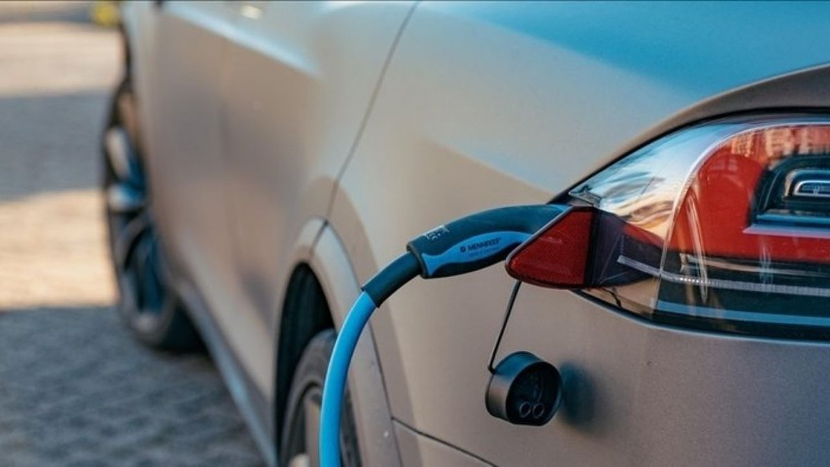 Petrol Sorunu Avrupa'da Değişimi Hızlandırdı: Elektrikli Araçlar Rekor Satış Yakaladı