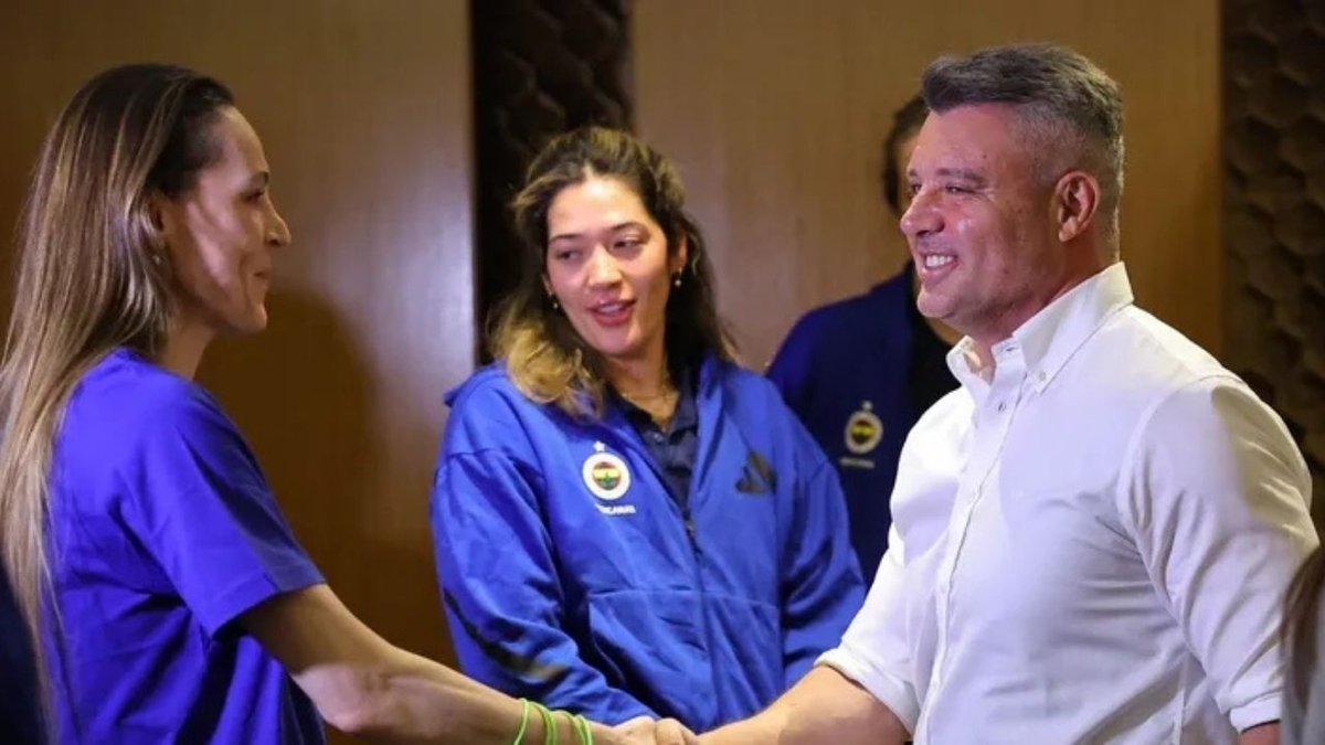 Sadettin Saran'dan Bayan Voleybol Ekibine Destek Ziyareti