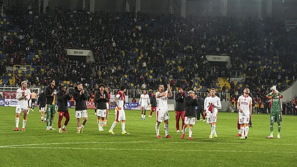Galatasaray'ın Kanat Transferi: Rowe Ön Planda, Lang Yolcu