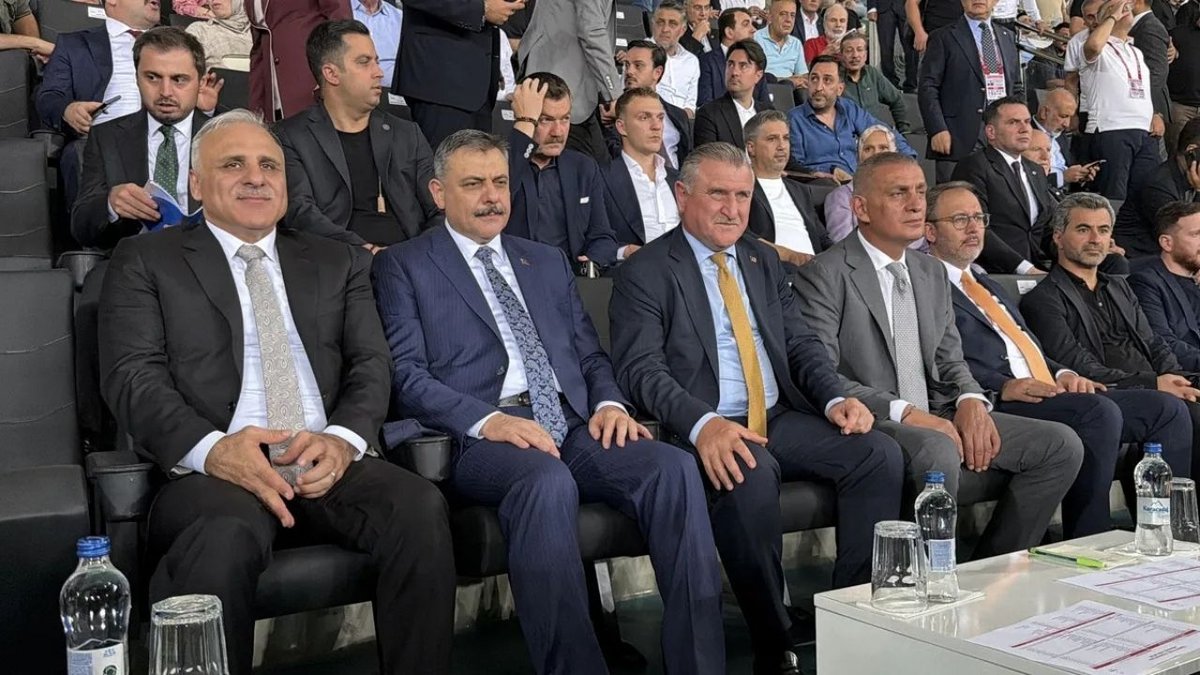 Bakanlar Ve TFF Başkanı Amedspor-Erzurumspor Karşılaşmasını Tribünden İzledi