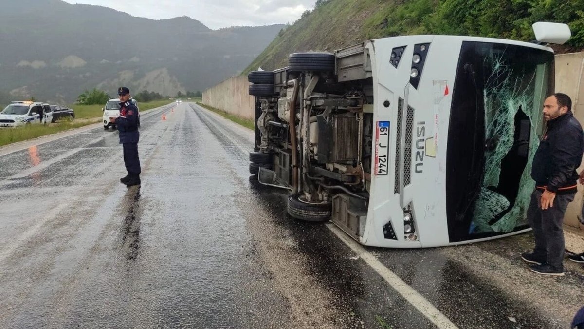 Tokat’ta Feci Kaza! Cenaze Dönüşü Minibüs ile İtfaiye Aracı Çarpıştı: 4 Yaralı
