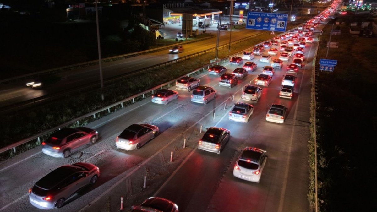 Bayram Dönüşü Trafik Kabusu: Kilometrelerce Araç Kuyruğu Sürücülere Zor Anlar Yaşattı
