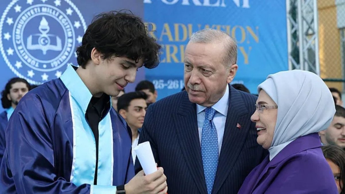 Başkan Erdoğan Marmara Anadolu İmam Hatip Lisesi Mezuniyet Törenine Katıldı Torununa Diplomasını Takdim Etti