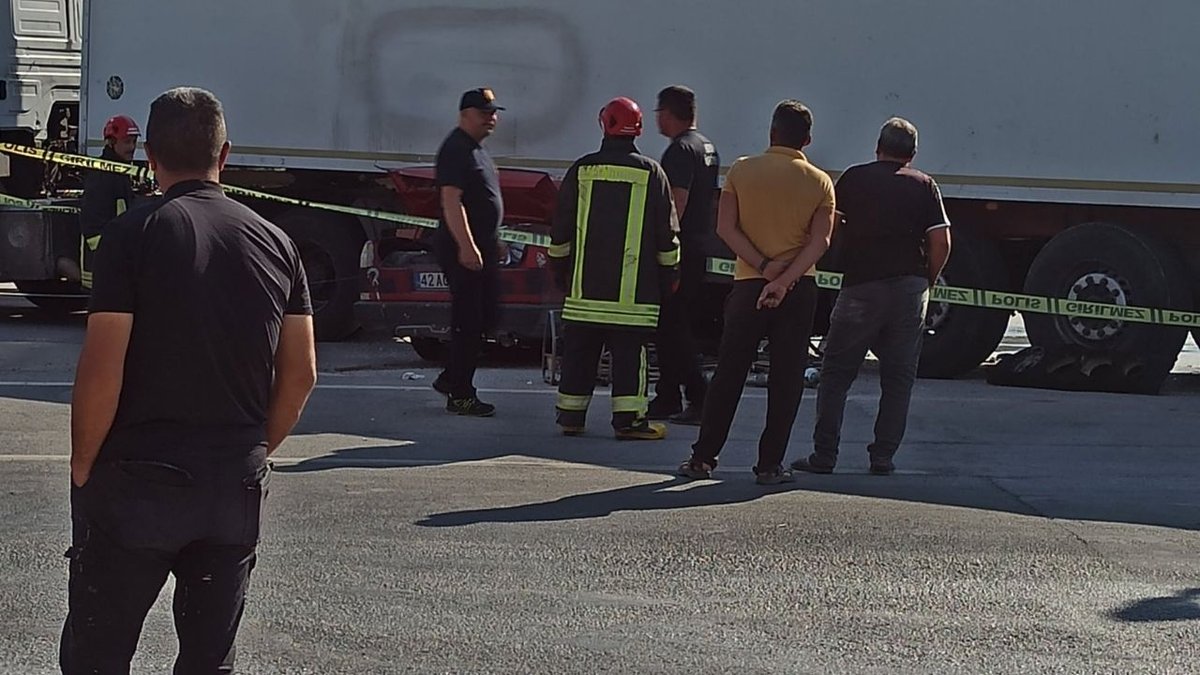 Konya'da Feci Trafik Kazası Otomobil Tırın Altına Girdi İki Kişi Hayatını Kaybetti