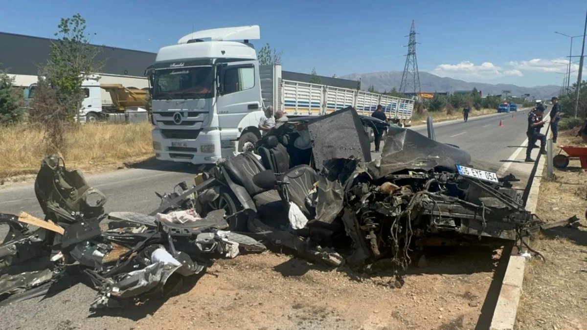 Malatya’da Tıra Arkadan Çarpan Otomobil Hurdaya Döndü