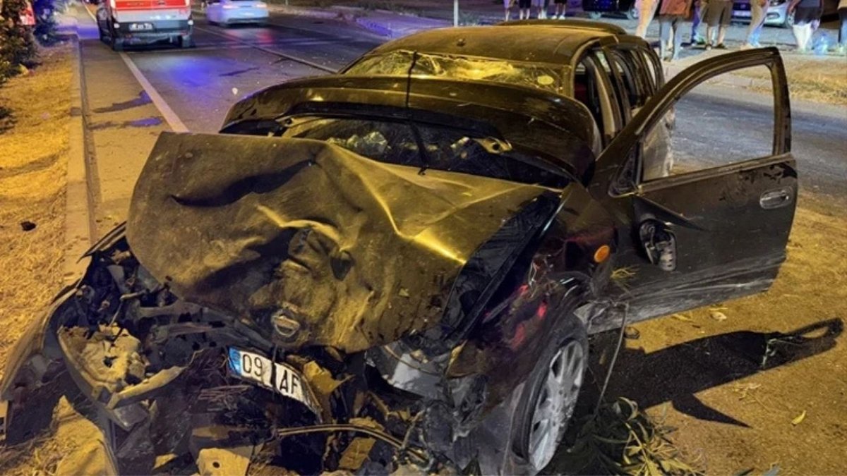 Söke’de Feci Kaza Otomobil Refüjdeki Ağaca Çarptı 6 Kişi Yaralandı