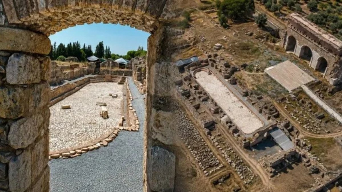 Tralleis Antik Kenti’nde 2 bin yıllık dev havuz gün yüzüne çıkarıldı
