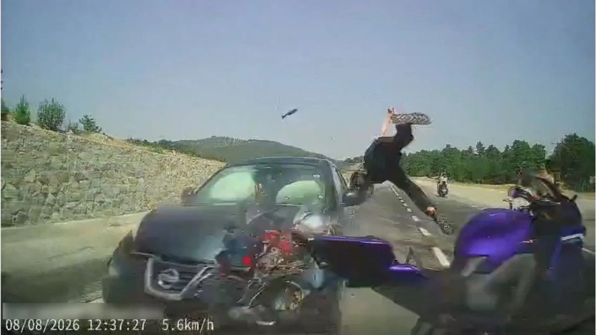 Kütahya'da Korkutan Kaza Kamerada: Motosiklet Sürücüsü Çarpmanın Etkisiyle Yola Savruldu