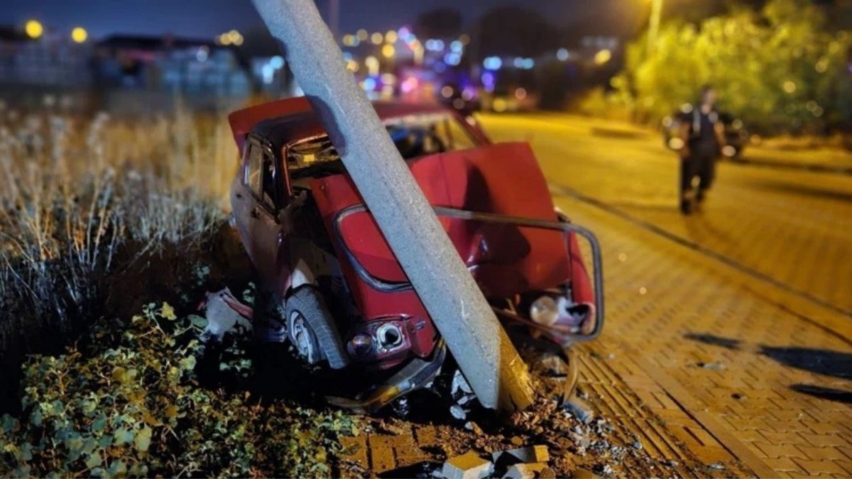 Çanakkale'de Feci Kaza: Karşıya Geçen Aileye Otomobil Çarptı, 1 Çocuk Öldü