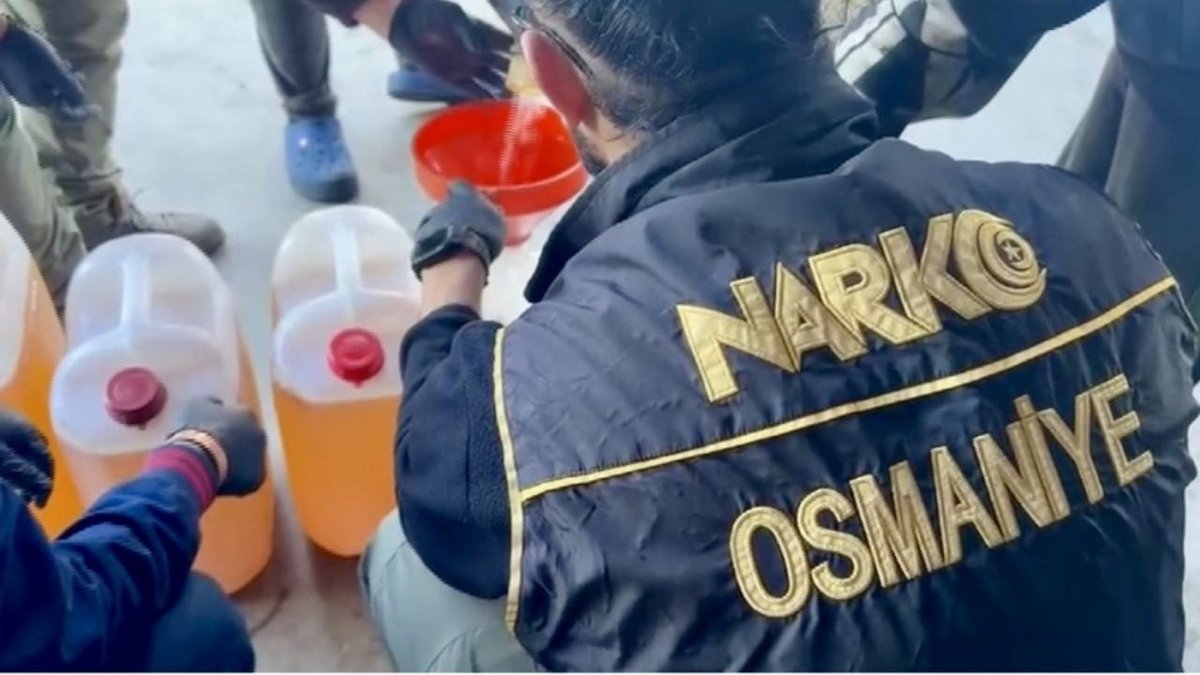 Otomobilin yakıt deposunda 48 kilo sıvı metamfetamin ele geçirildi